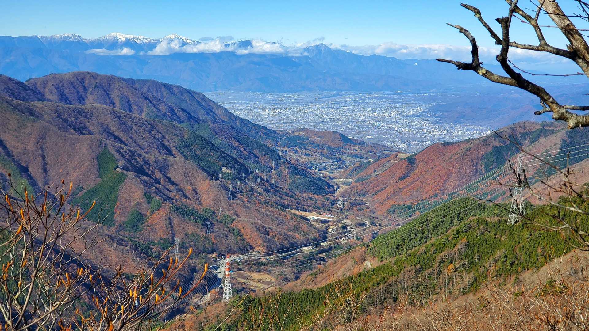 八丁山からの、下界。
麓がちょうど紅葉の時期。