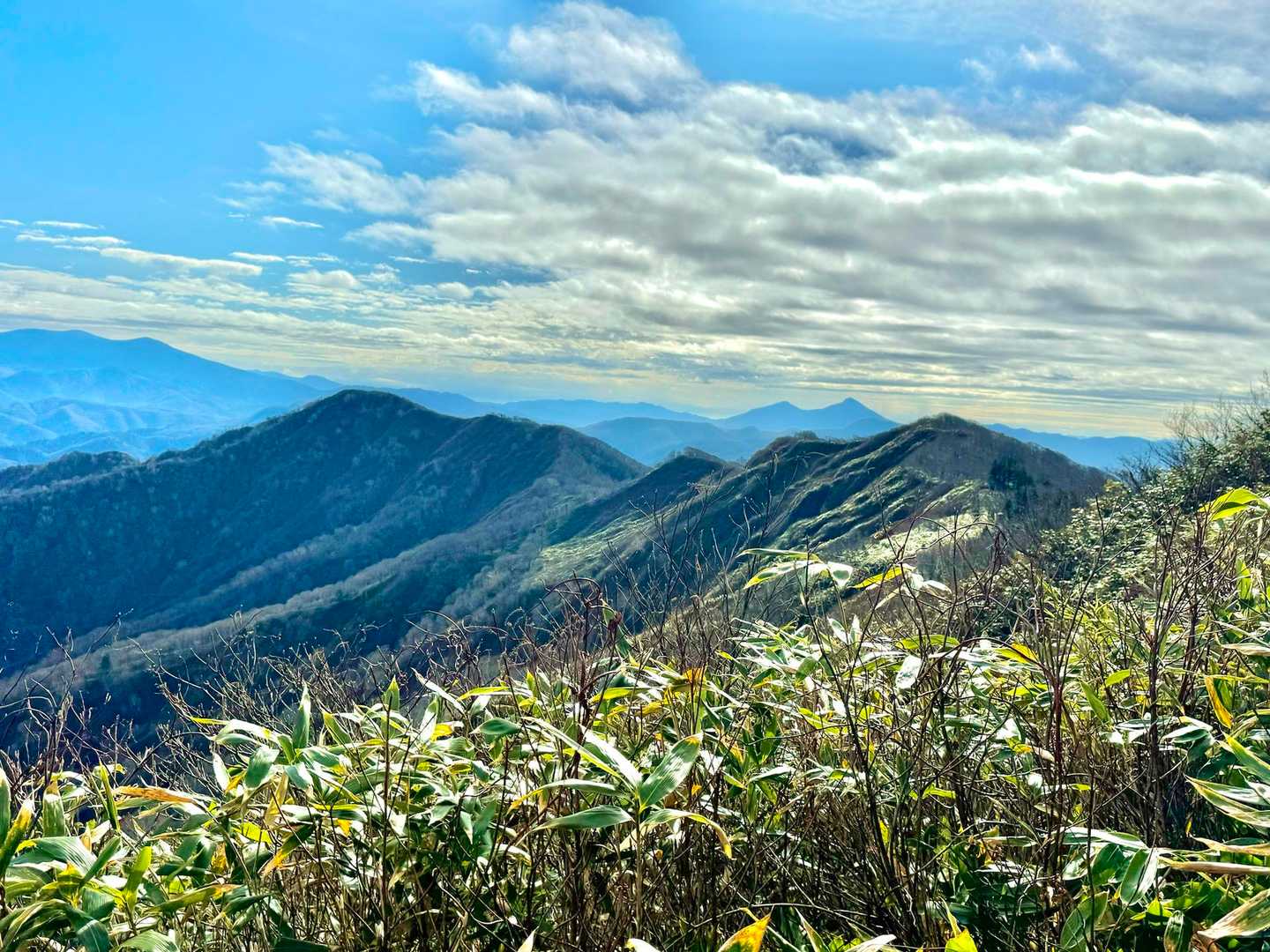 良き稜線と右奥に磐梯山