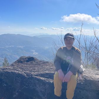 YAMAP地図に展望ポイントマークがあったので行ってみたけど眺望よくなかった😓ので引き返してここでランチ🍙

あとでわかったけどまだ先があったのね…
『まわり縁』行きたかった😭