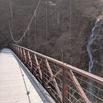三頭大滝（つり橋の向こうに道はありません）