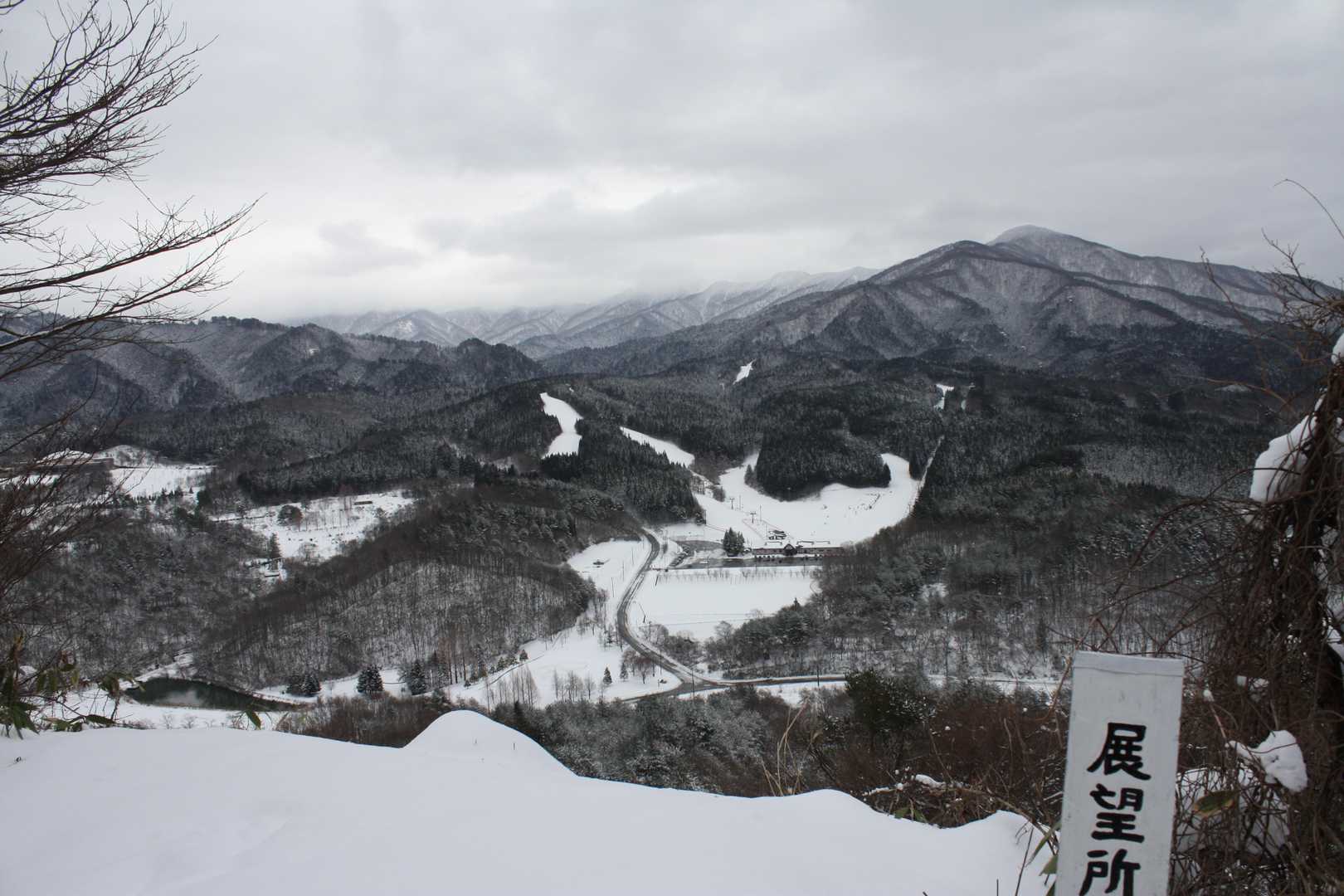展望台からのスキー場と太平山方面