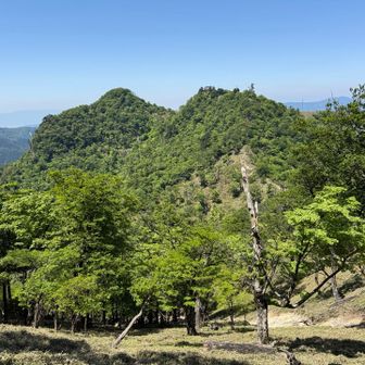 中岳と南岳を望む