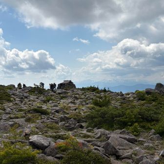 吾妻神社と雲の下に飯豊山
この後、無事下山
2週続けてのボランティア参加
充実感と皆さんとの楽しい時間を共有でき感謝