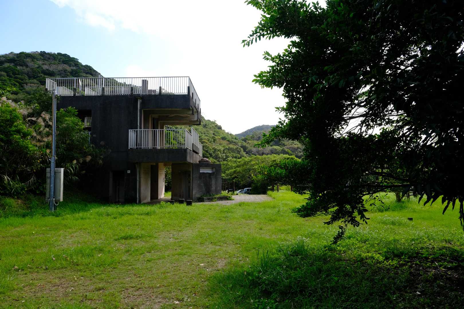 やがて木立を抜けると、『イギミハキンゾー』と呼ばれる広場でいったん下山となる。同所にはかつて、『猪垣』のゲートが設けられていたそうだ。
現在は写真左のようなコンクリートの展望台が佇んでおり、南西側への見晴らしを楽しめる。