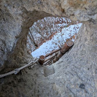本来は下からハシゴなんだろうけれど、ちょっと雪が怖くて上から。
ここも抜けます。