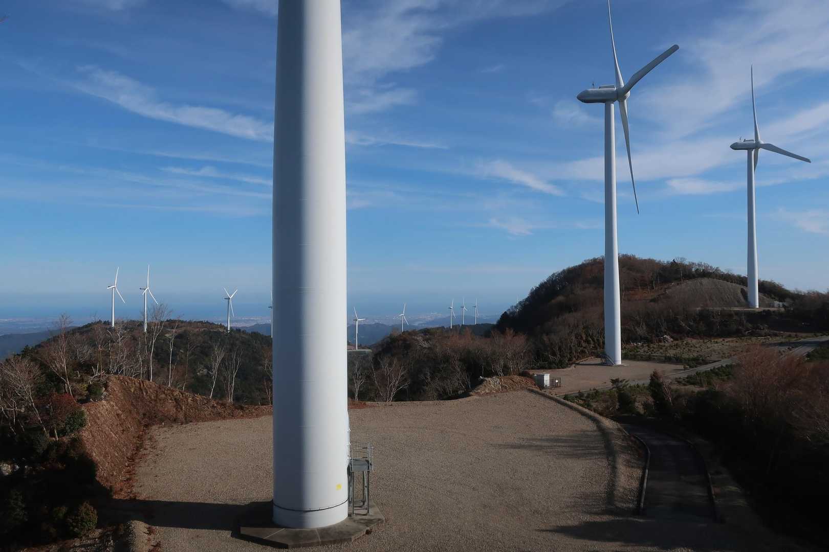 今日は風がなく時々止まってる風車もありました
以前行った青山高原の風車は強風だったので怖いぐらい轟音で回ってました🥶