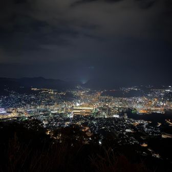 綺麗です。
人工的な綺麗さですね。

やはり、自然の夕日の方が好きです。