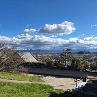 綺麗な空と雲と芝生
下山、駅に向かう