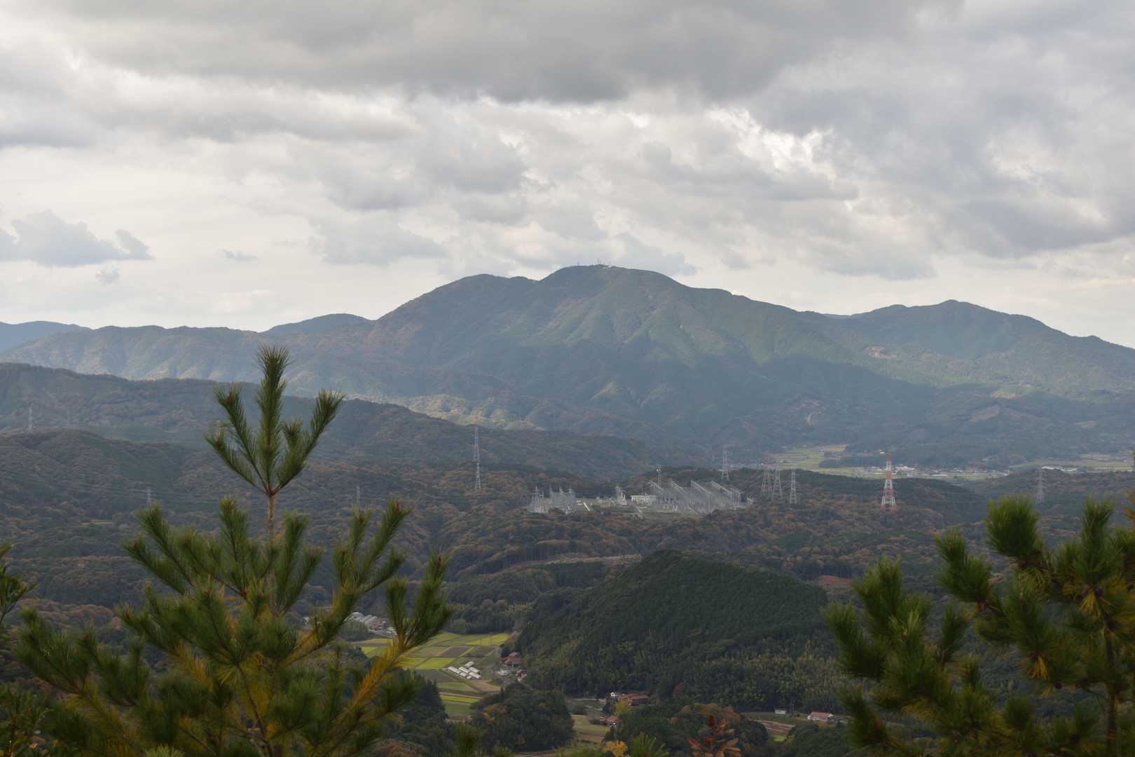北西には華山がドーンとでかい！