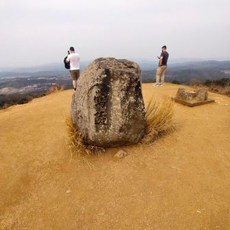 若草山頂上にある鶯陵