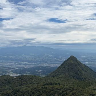 赤城山と尖った浅間山、別名水沢山