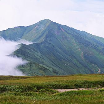 御西岳から飯豊最高峰大日岳を望む。
大日岳は神聖な山で昔は登山道はなく、この辺から遥拝する山だったそうです。