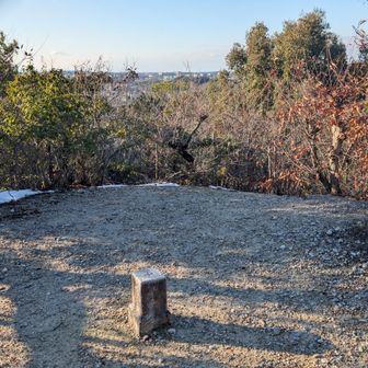 三角点。瀬戸方面が良く見える。