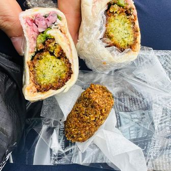 山頂でランチパックをいただきました｡ラップサンドの中身は、ひよこ豆のコロッケがメイン｡おしゃれでおいしかった