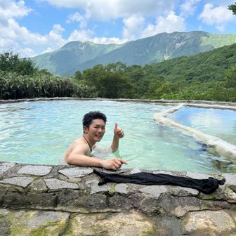 三斗小屋温泉最高です♨️温度も40度くらい？ちょうど良い。単純温泉（低張性中性〜弱酸性高温泉）」です。無色透明で、刺激が少なく肌に優しい。ロケーションも素晴らしい。疲れが吹っ飛ぶぞ‼️
