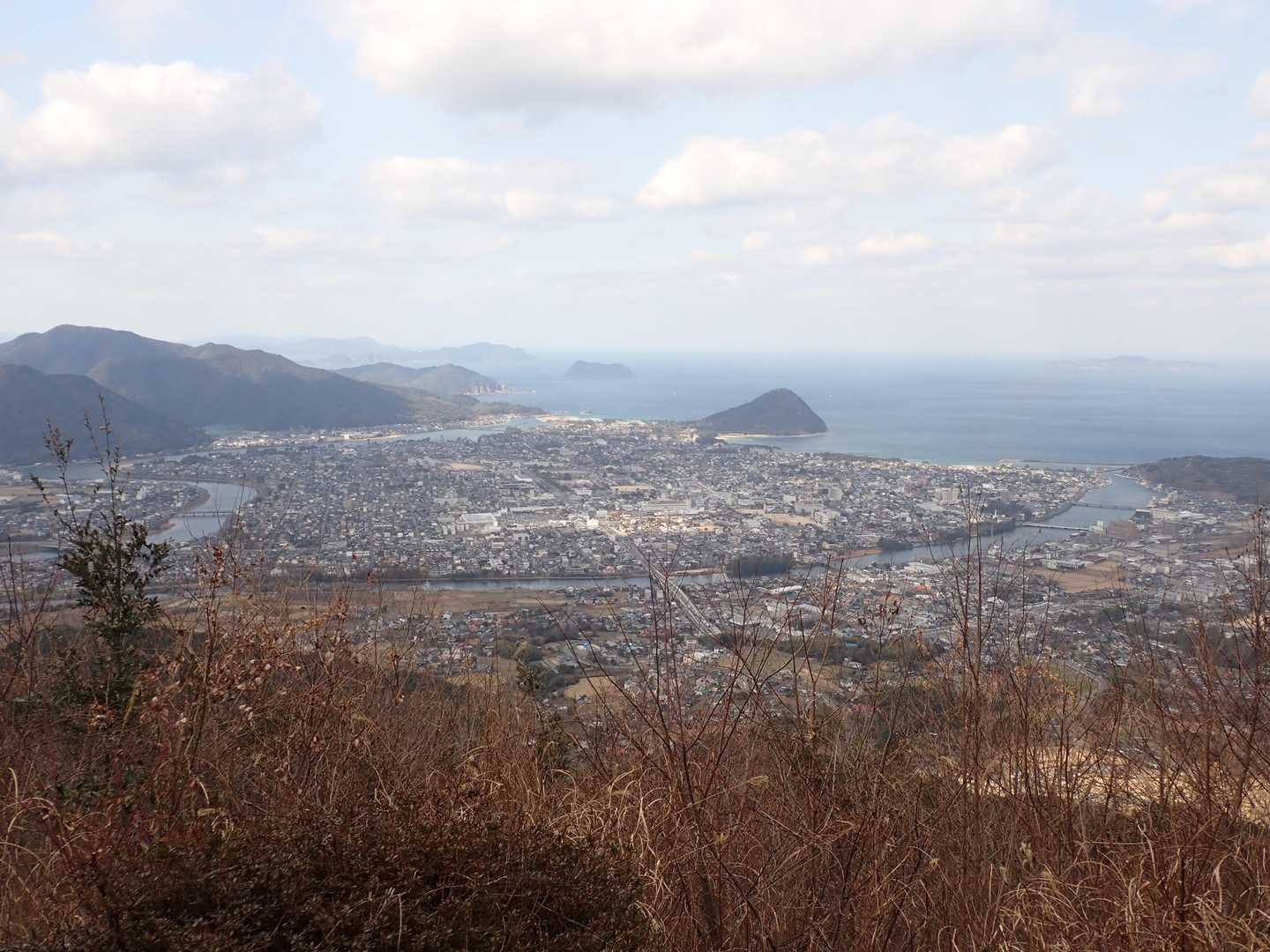 萩の三角州。テレビでよく見るやつですね。中央は先週登った指月山。