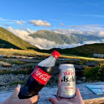 夕飯の後、この景色を見ながら乾杯🍻
あれ？ビールじゃなくてコーラの人がいる🤭