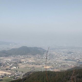 城山375m
山頂は広場になっています。普段なら眺めがいいと思いますが、黄砂で霞んでよく見えませんでした。