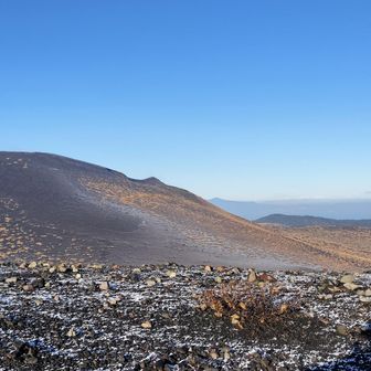 櫛形山から三原山と富士山を望む