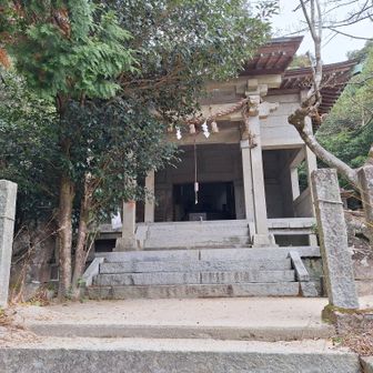 金立山から下って、金立神社上宮に到着❗
不老不死の霊薬を探して秦から渡来したという伝説のある徐福が、祭神の一つとして祀られている😃