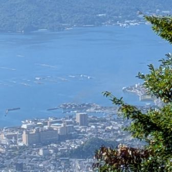 島のちょこっと見えてるのが厳島神社。