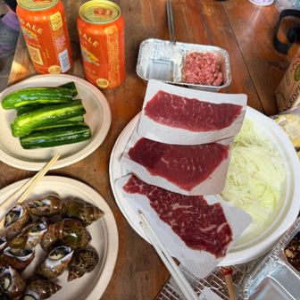 祝杯😋✨
荷揚げ大変でキツかったけど、この瞬間頑張って良かった🤣
小屋で食べる馬刺し🐴美味い‼️😋✨