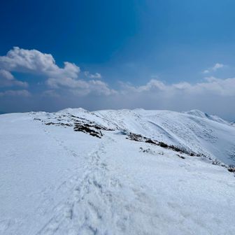 さて、朝日岳ピークは....ずいぶん遠いね🤣