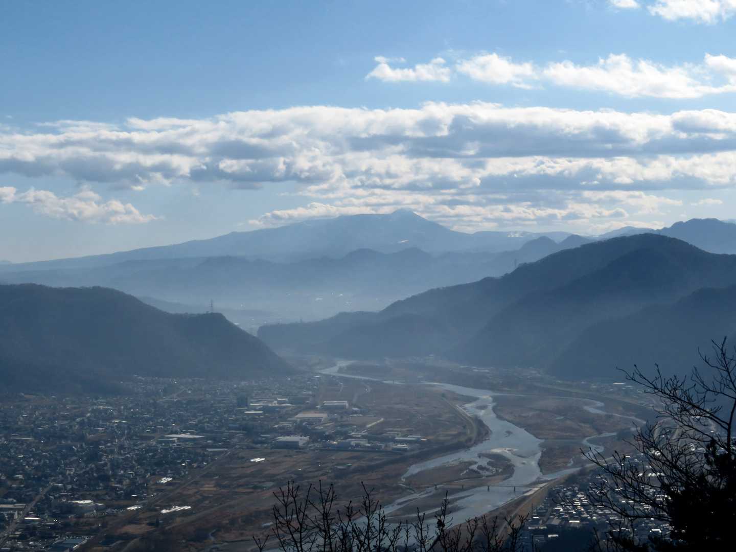 遠くに蓼科山