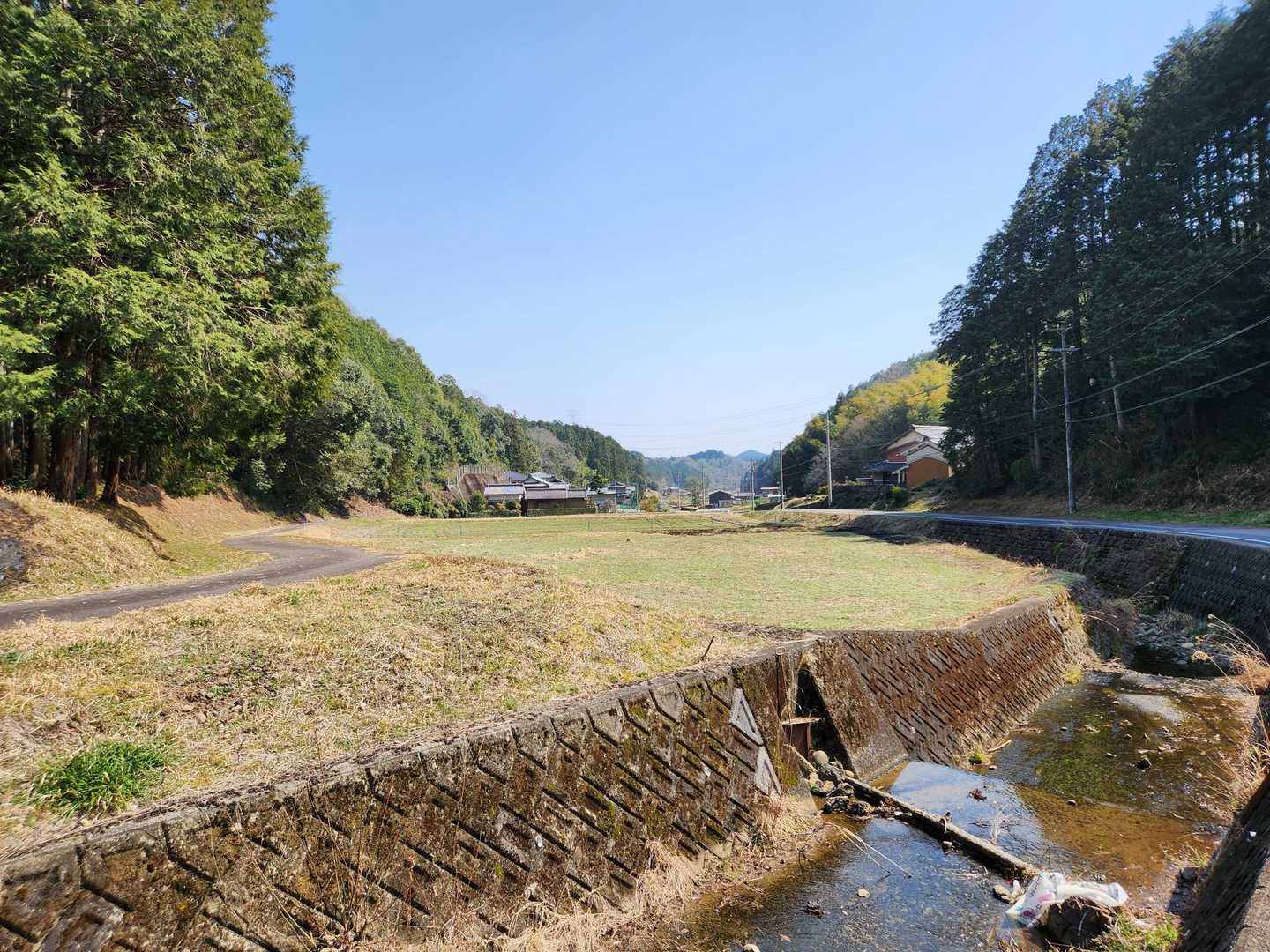 暖かい谷筋の集落を下る