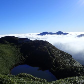雲海の上に見える剣山・次郎笈