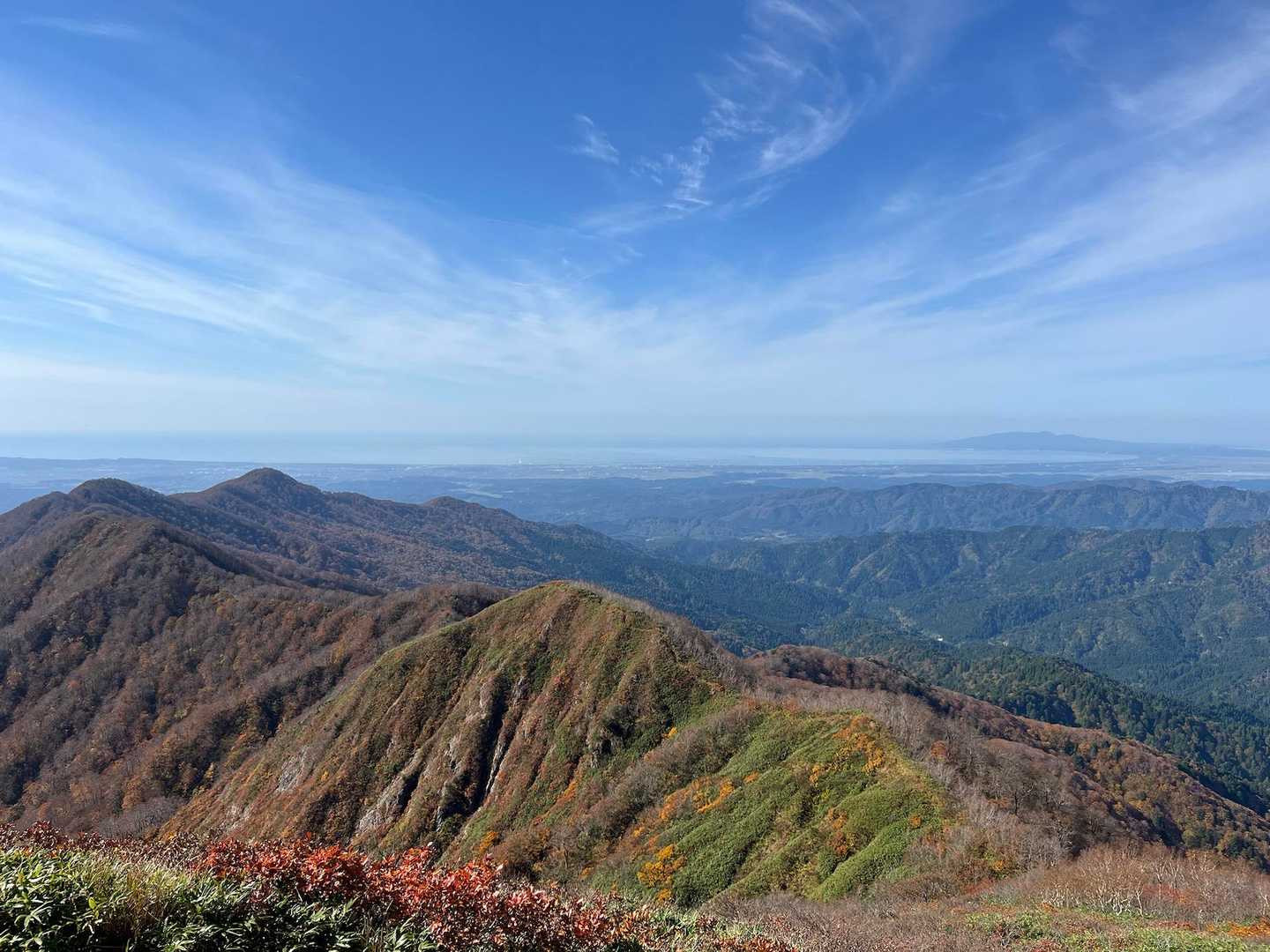 山頂到着、今年も来れました
やっぱりこの眺めが好き
奥に男鹿
鳥海ははっきり、岩手山、岩木山もよくみえた
