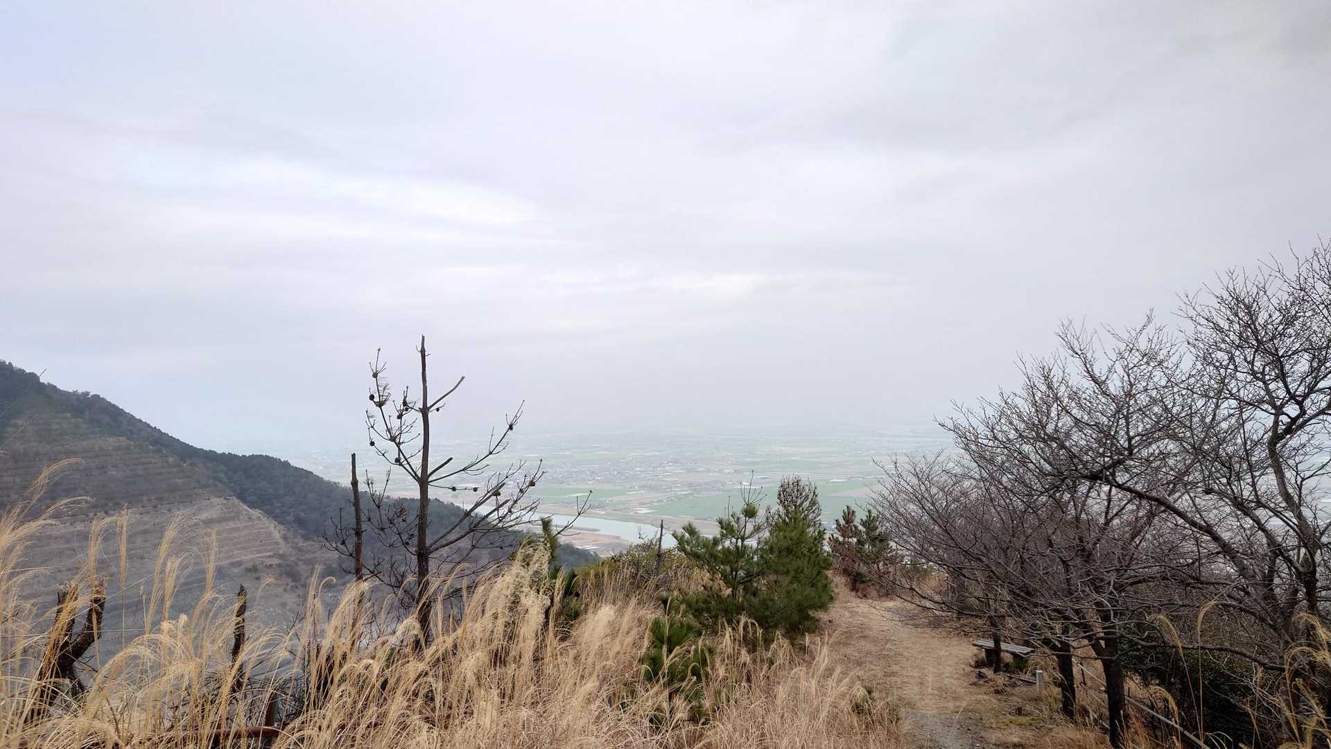 6合目から見た海津の町並み… 曇っててほぼ見えず