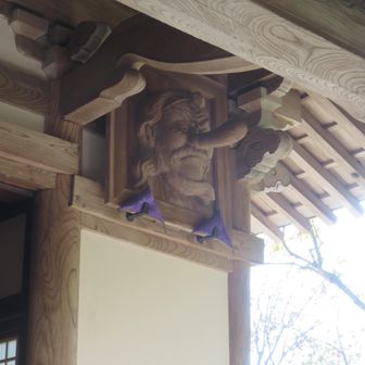 三鬼権現堂に掛かる天狗の面