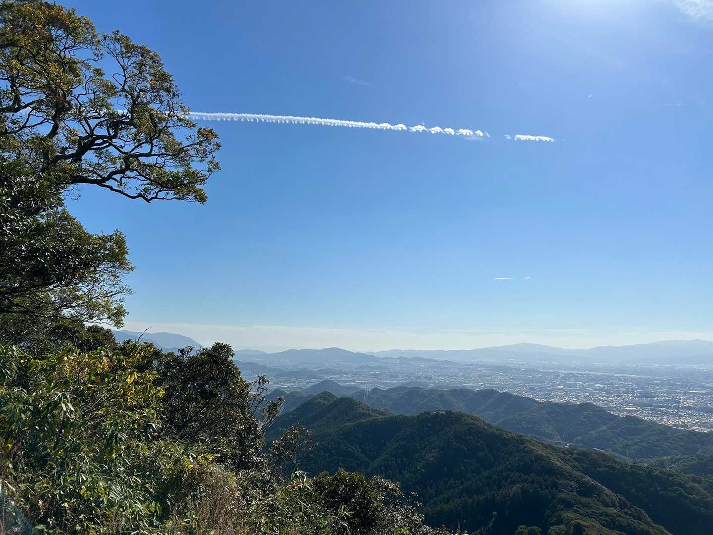 再度、立花山頂上へ。
飛行機雲がビョーン！