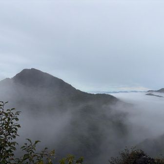 一旦ヤセオネ峠の駐車場に戻り､近くの臥牛山へ
ガスに包まれた雄岳の山頂