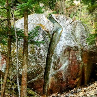 ｢桃太郎岩｣🪨       パッカーン！！

桃太郎というよりも
竈門炭治郎を連想してしまう🤭