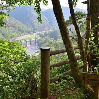 あずま屋を進むと景色のいい展望所、時刻表アプリで調べるとあと20分後に通過予定