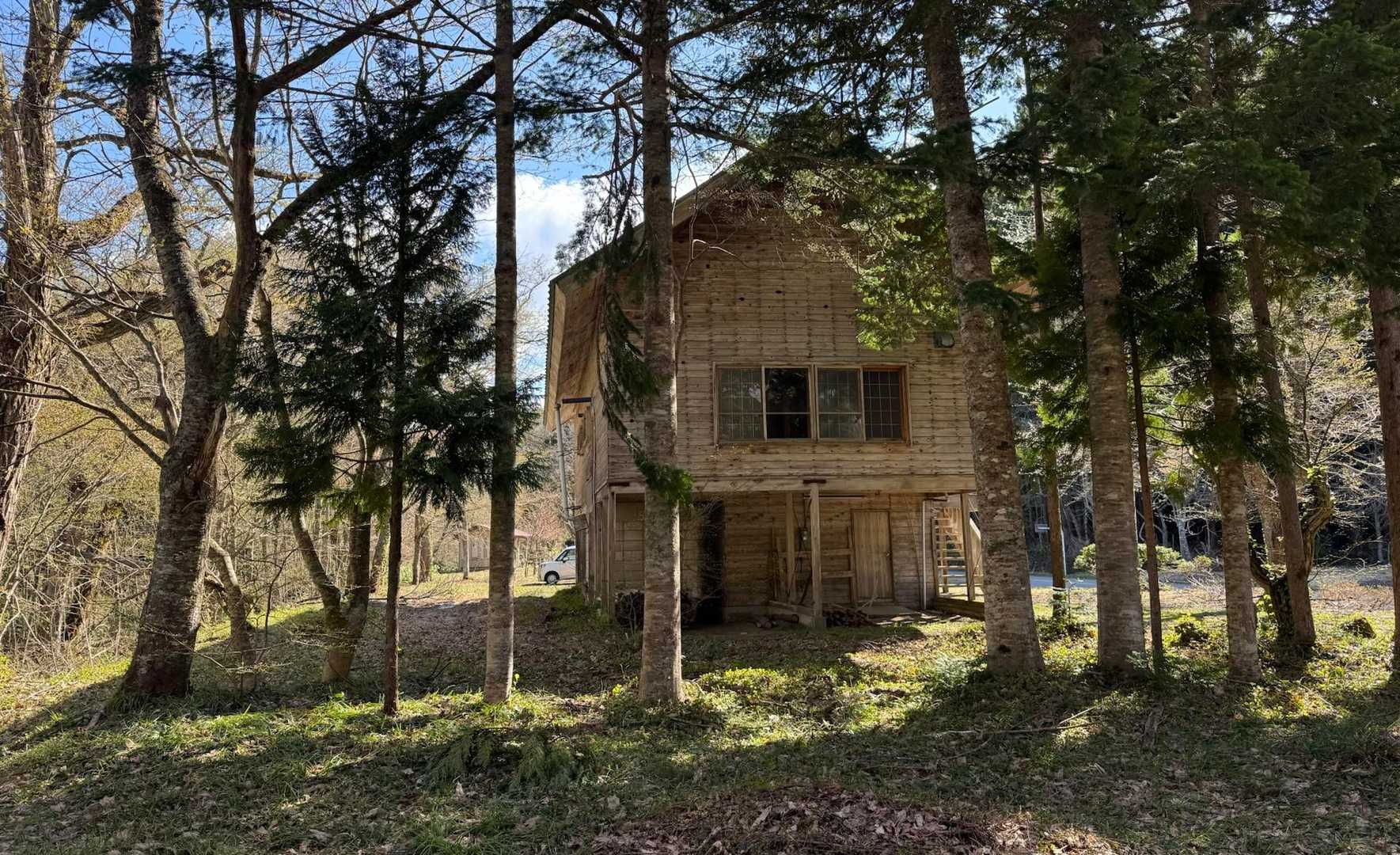 囀りに惹きつけられて小屋の裏まで足を伸ばす