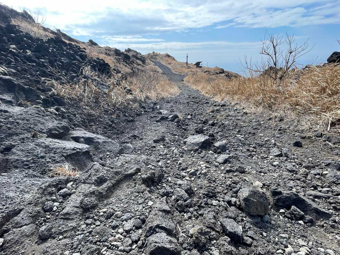 火山展望台から先。ゴツゴツなザレコースへ。
😗「やっと、お山に来たって感じ✨」
この時はザレにウキウキしたが、後にずっとザレのため、飽きる事になるとは知らず→😗。