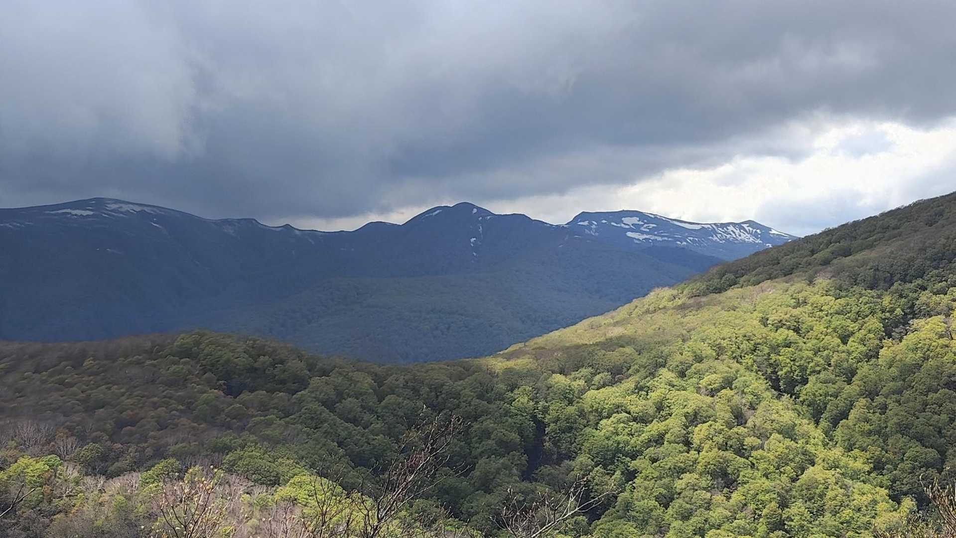 左脇 後白髪山！中央 三峰山！ 右側船形山！