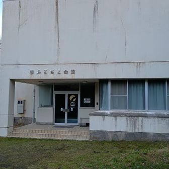 登山口までは巻ふるさと会館にナビすると簡単です。この目の前に駐車場とトイレ有ります🚻