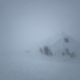 小屋内で1時間以上待機
常連っぽい方がずっと大声で話していて内容は他の登山者の文句など…苦痛でした😮‍💨
日の出時間まで粘りましたが望みなしと潔く撤退！