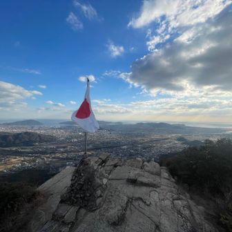 山頂🇯🇵
出たり隠れたりの🌞さん待ち…