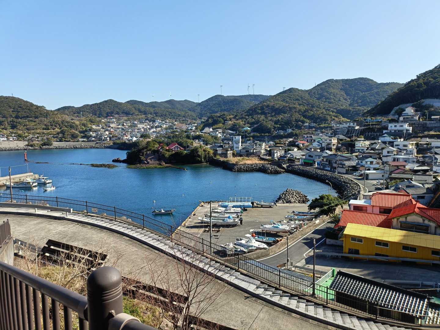 坊ノ津、泊地区は静かな漁村。