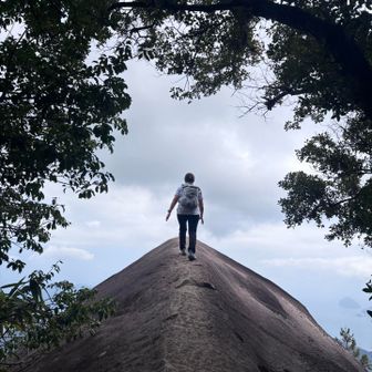 象の背中へ
スタート遅かったから１組しか合わなかったけど
ここにはたくさんみえた😊
誰も居なかったら
自撮りダッシュ10秒では無理だったかも🤣
グループのお姉さんに撮って頂いた❣️
ありがとうございました
思ったより怖くなかった
雪のナイフリッジの方が細くて切れ落ちてるから
怖いよね😱