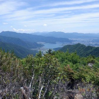 左のピークが三ッ峠、その奥の稜線中央が3週前に行った鹿留山･杓子山(https://yamap.com/activities/48651124 )。下の湖は河口湖@節刀ヶ岳