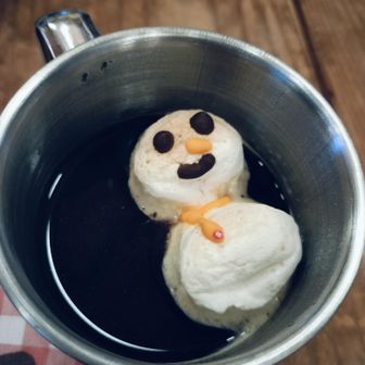プカプカ…
珈琲風呂に浮かぶ雪だるまくん☕☃
こちらえりかさんがオーブンで焼いたマシュマロのお菓子でした〜⛄️
気持ちよさそう🛀