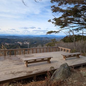 立派なウッドデッキと長椅子も有り。ここでゆったりしたいですね。