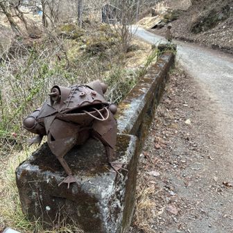 登山口まで下りてきました。カエルロボのお出迎えです。橋の向かうのオブジェはネズミです。