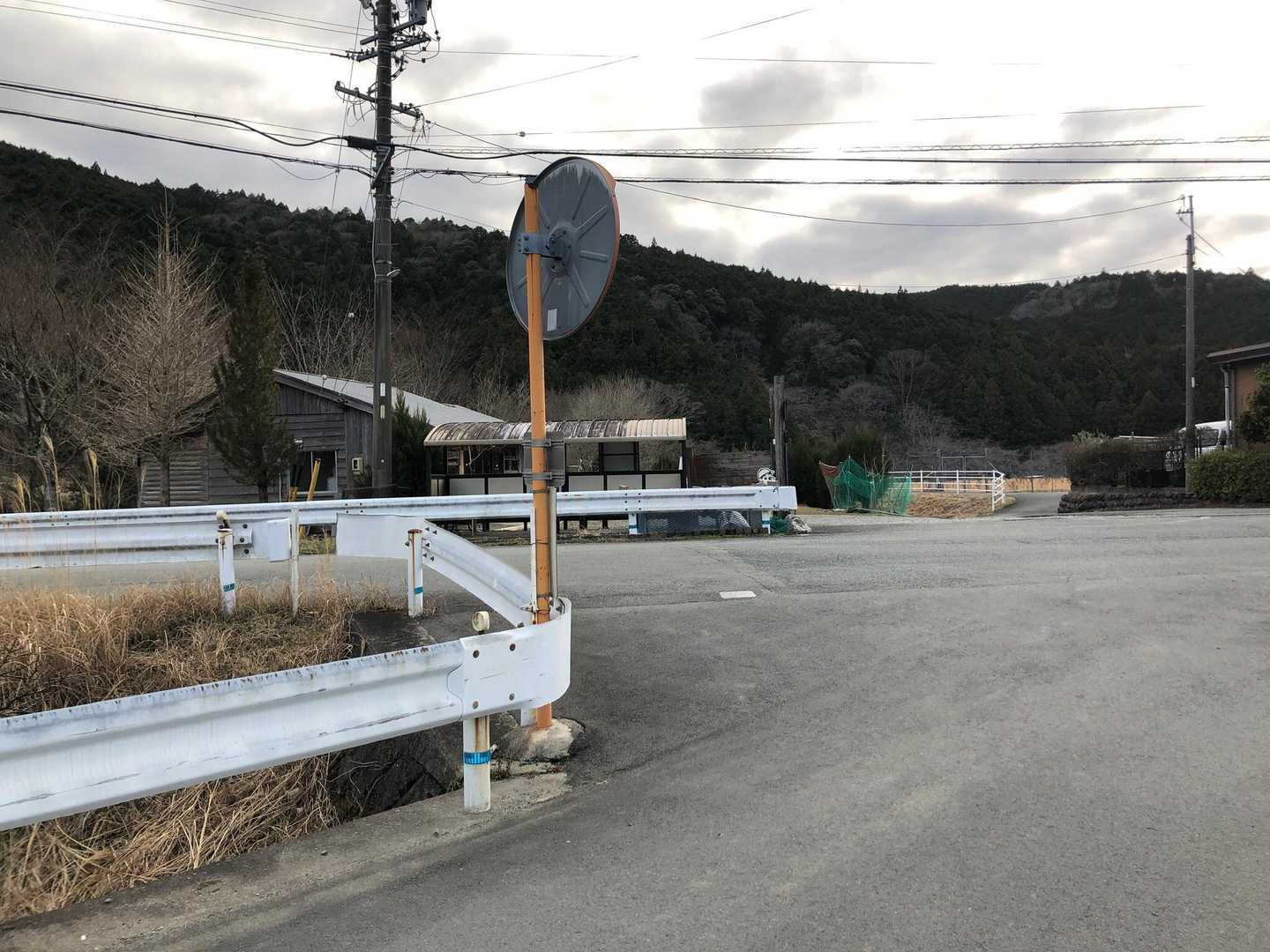 無事下山〜
今回は思いがけずチェーンスパイクを使っての山歩きになりました😀
距離も13kmと今年最長、ペースも早めました
膝はほんのちょっと痛む時もありましたがなんとかなりました
やっぱり治ってきてるようです✌️